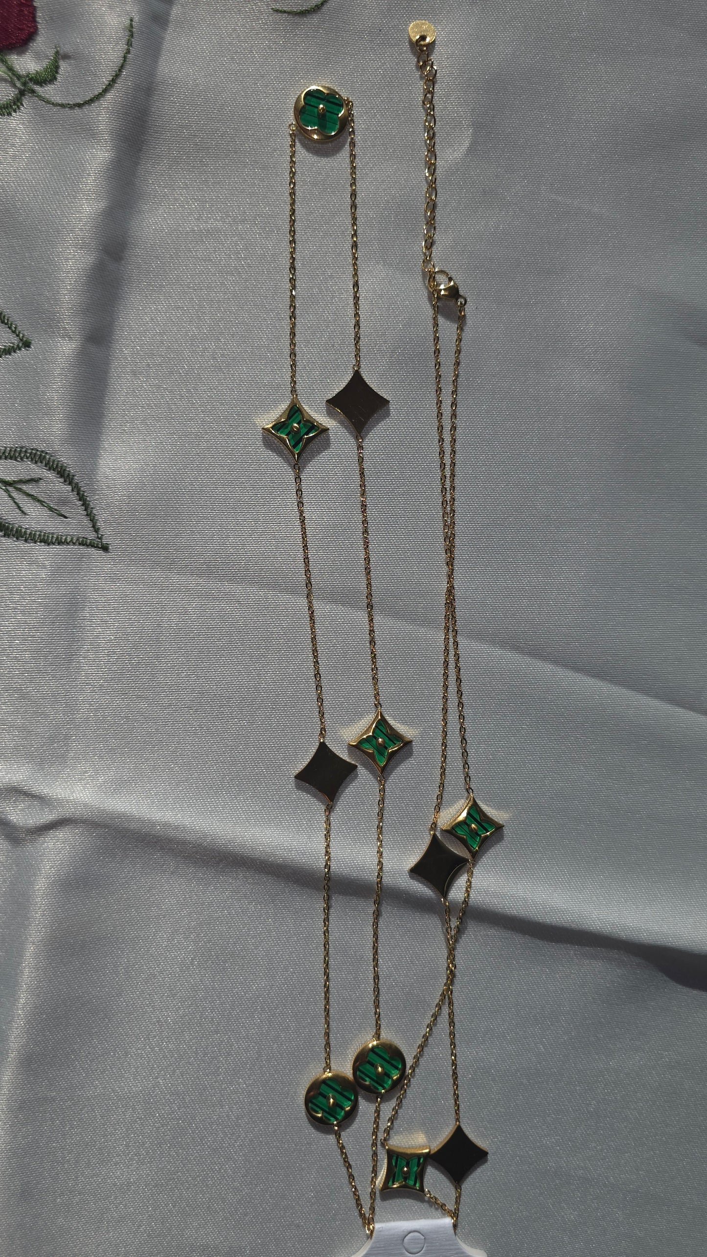 DUE V leaf Necklace