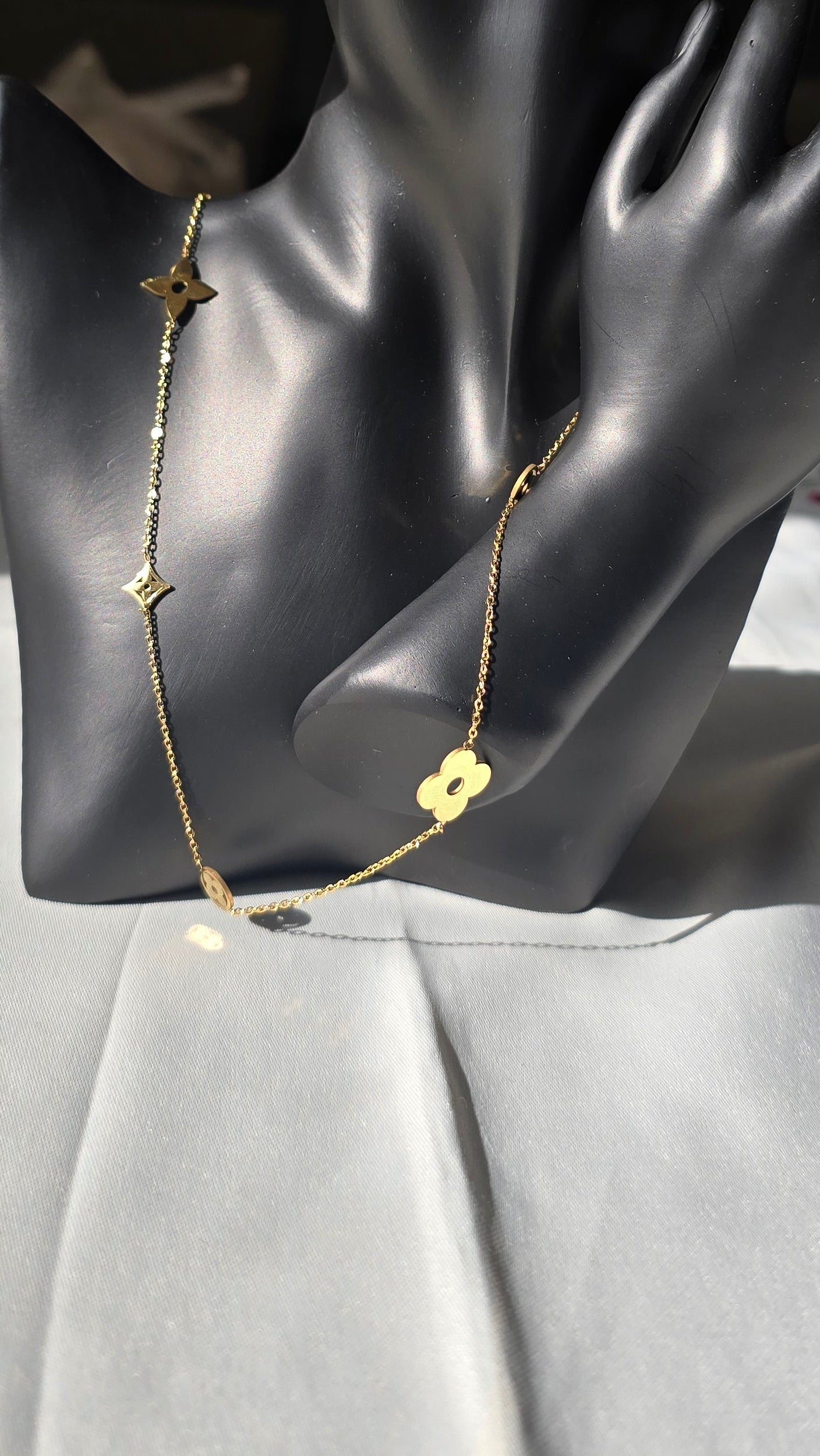 Plain V leaf Necklace