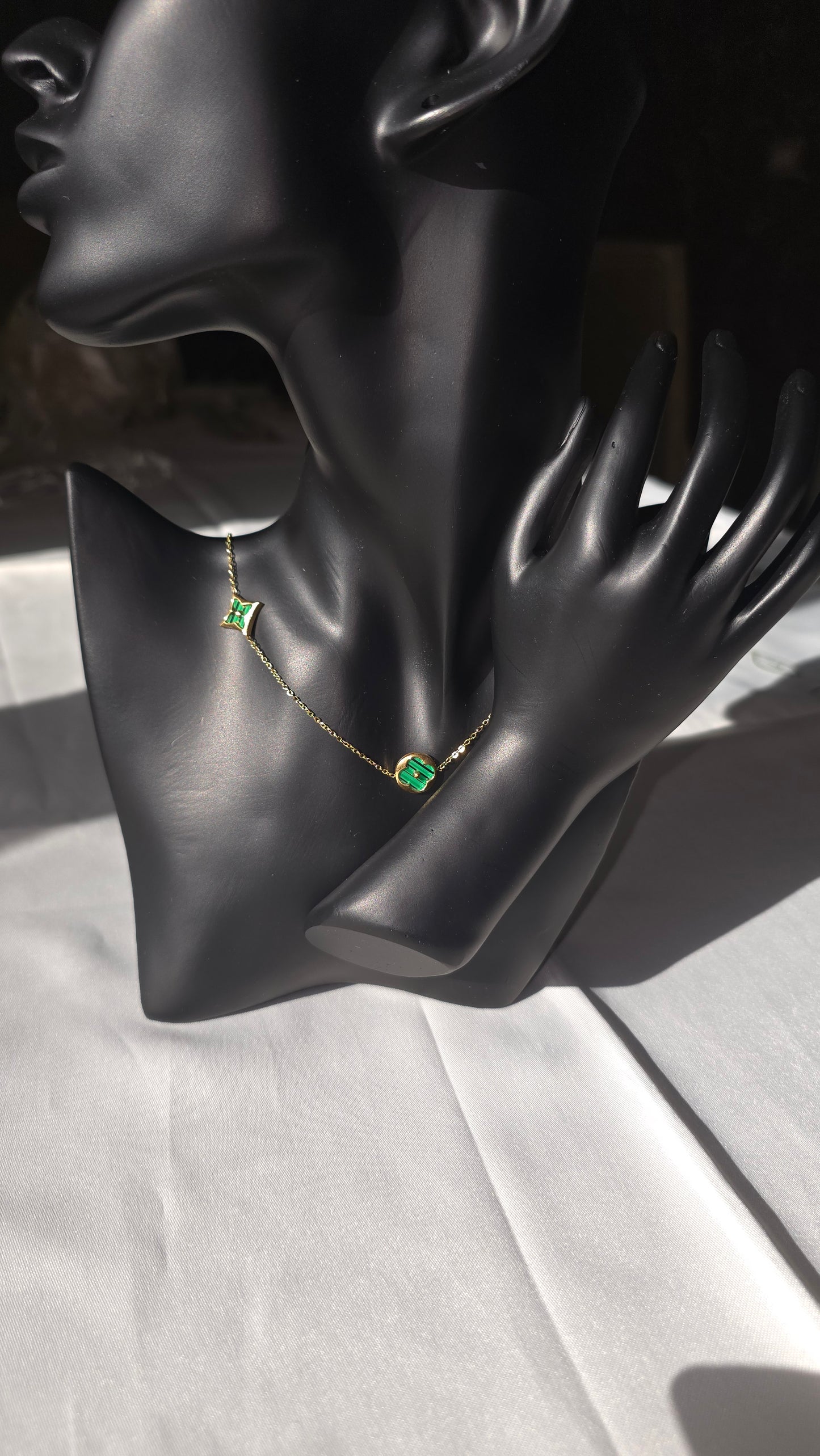 DUE V leaf Necklace