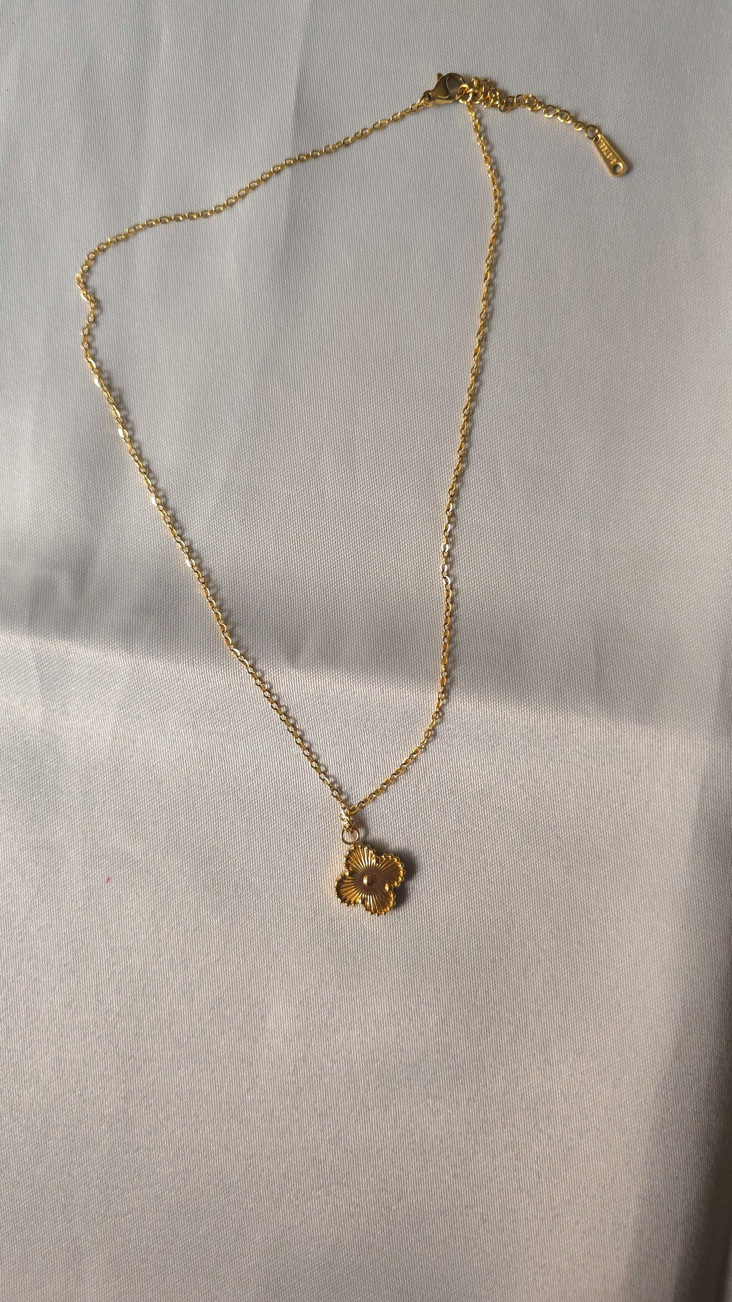 UNO V Leaf Necklace
