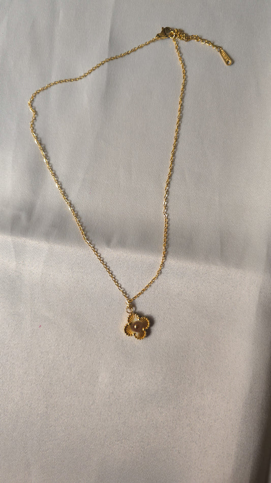 UNO V Leaf Necklace