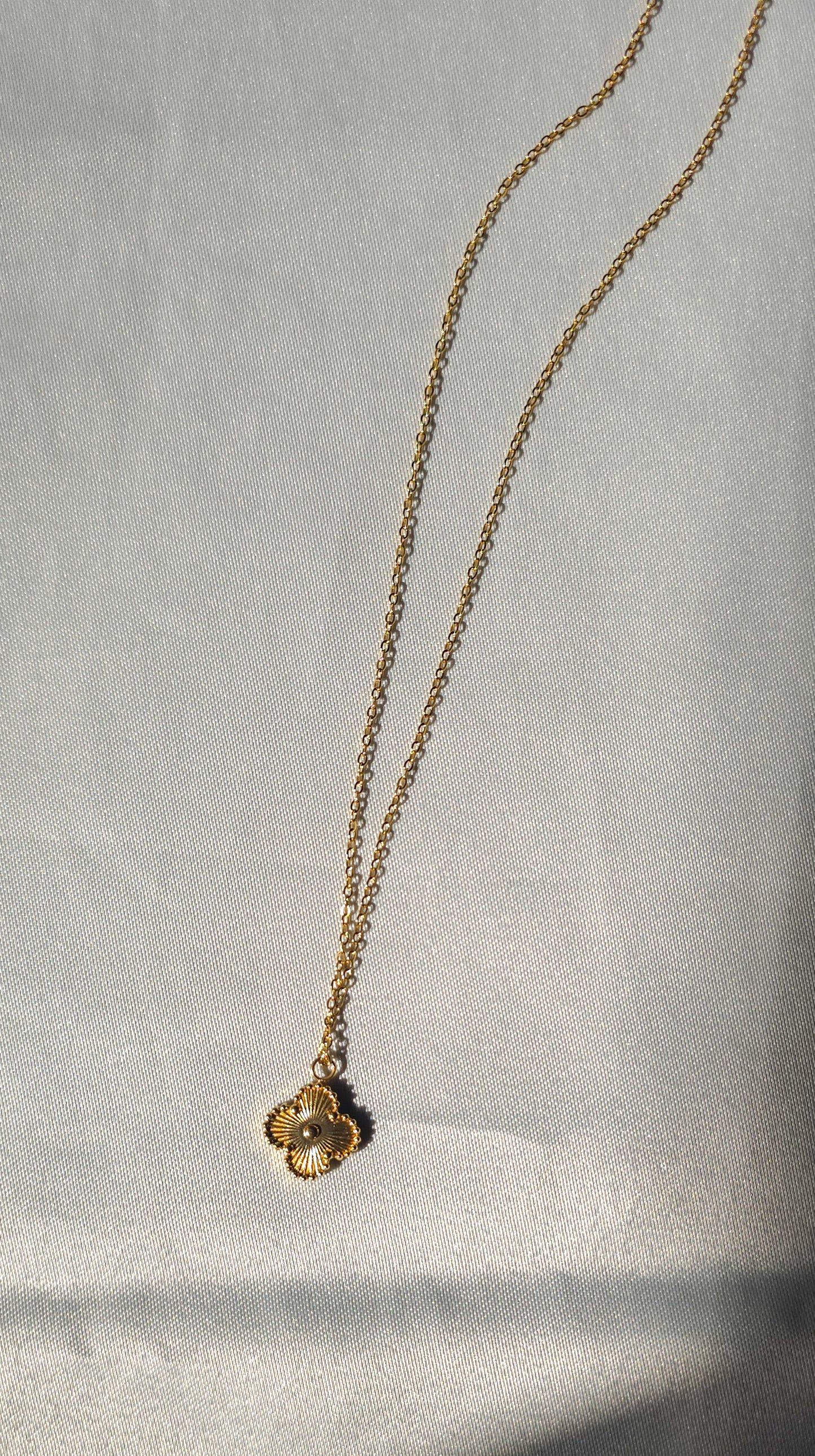 UNO V Leaf Necklace